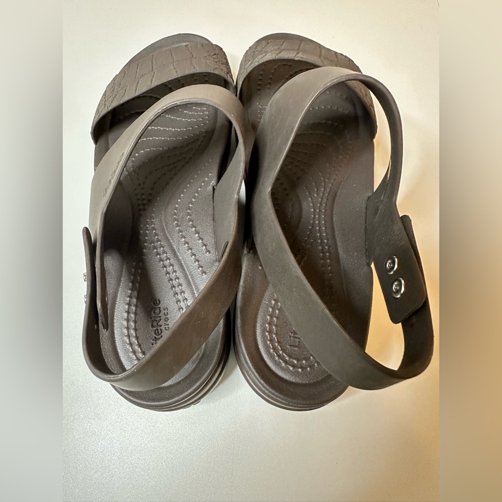 Like New Crocs Women's Brooklyn Low Wedge Sandals Size 7 Dark Brown Textured - Picture 4 of 7